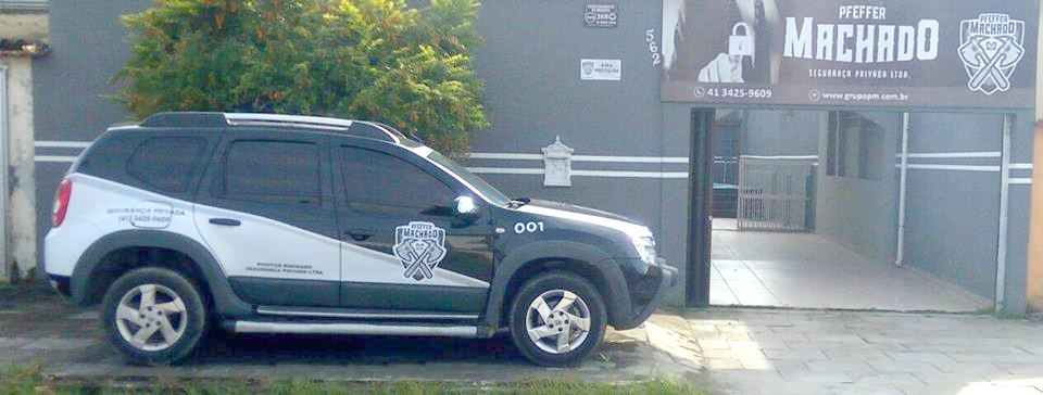 Fachada da sede da Pfeffer Machado com uma viatura estacionada em frente