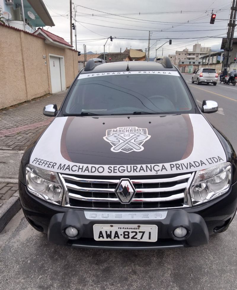 Frente da viatura com o brasão no capô e a inscrição Pfeffer Machado Segurança Privada Ltda.
